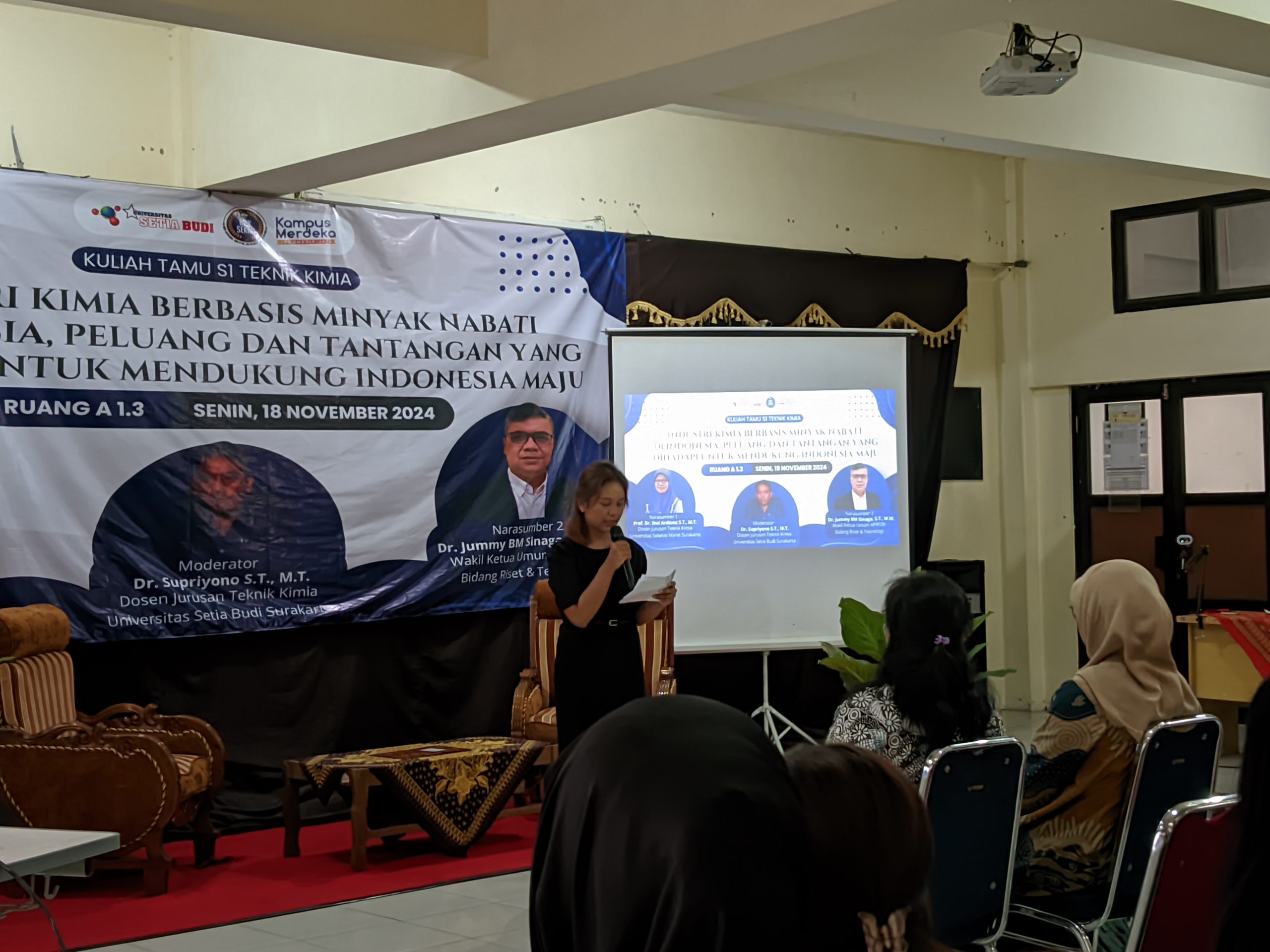 Kuliah Tamu Universitas Setia Budi. Sumber: Dokumentasi Aprobi